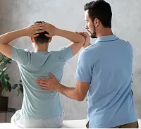 أخصائي علاج طبيعي أثناء جلسة التأهيل